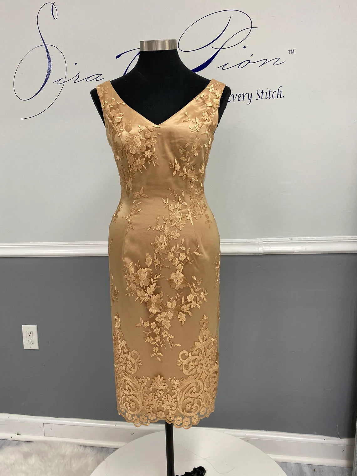 Sheath Antique Gold Lace Short Dress Elegant Sleeveless Mother of the Bride Dresse